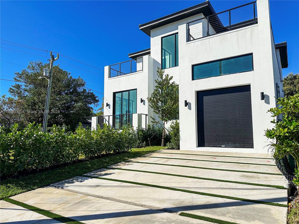 Recently Sold: $4,585,000 (6 beds, 6 baths, 3808 Square Feet)