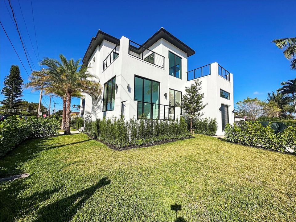 Recently Sold: $4,585,000 (6 beds, 6 baths, 3808 Square Feet)