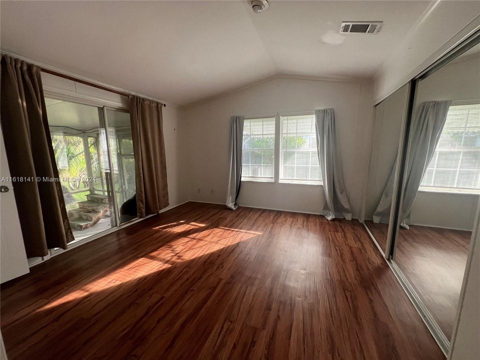 Vendido Recientemente: $118,500 (2 camas, 2 baños, 10675 Pies cuadrados)