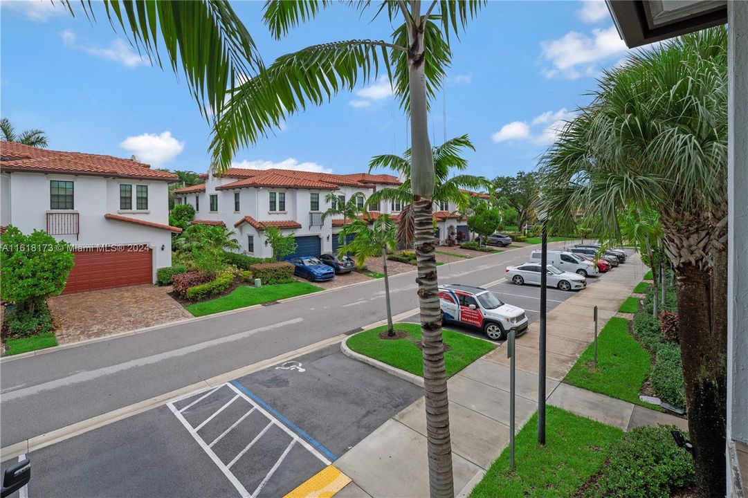 For Sale: $679,900 (3 beds, 3 baths, 2078 Square Feet)