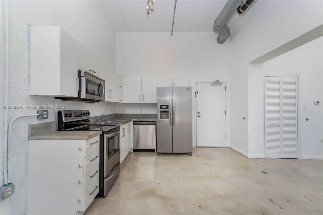 Recently Rented: $2,399 (1 beds, 1 baths, 643 Square Feet)