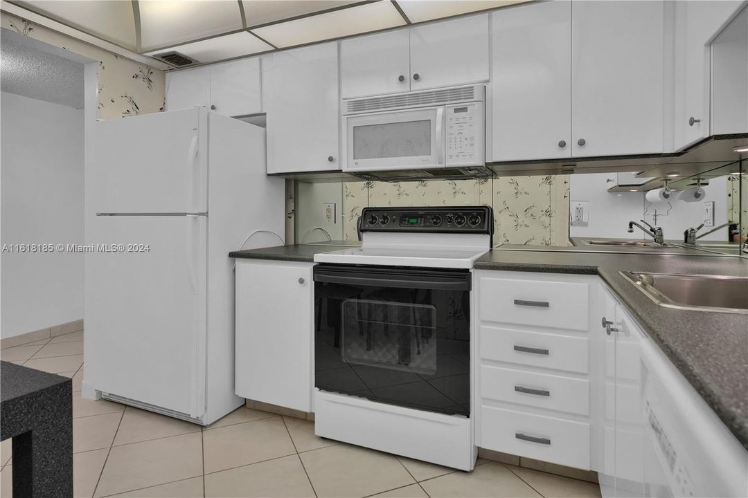 For Sale: $449,000 (2 beds, 2 baths, 1291 Square Feet)
