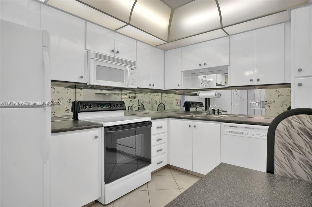 For Sale: $449,000 (2 beds, 2 baths, 1291 Square Feet)