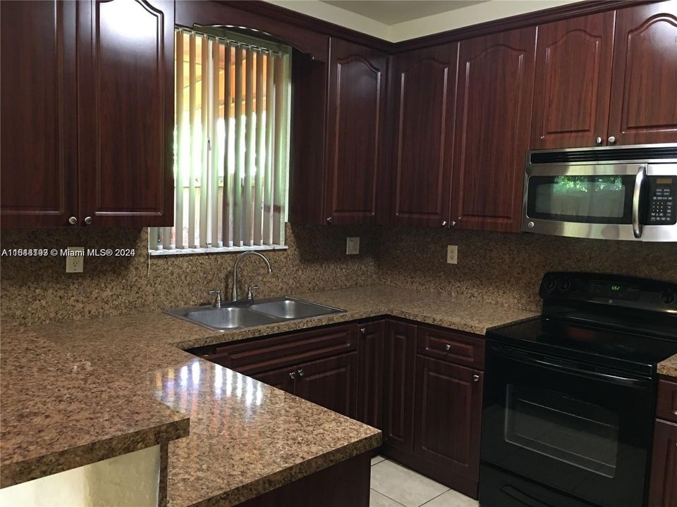 En Venta: $315,000 (3 camas, 2 baños, 1302 Pies cuadrados)