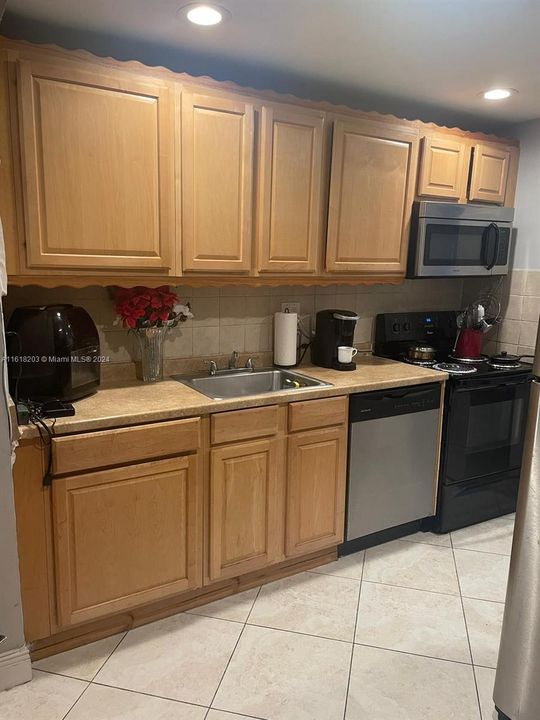 Vendido Recientemente: $189,900 (2 camas, 2 baños, 949 Pies cuadrados)