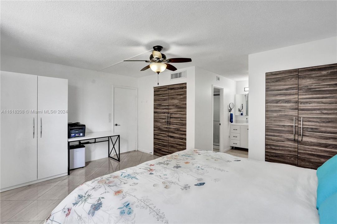 For Sale: $439,000 (1 beds, 1 baths, 965 Square Feet)