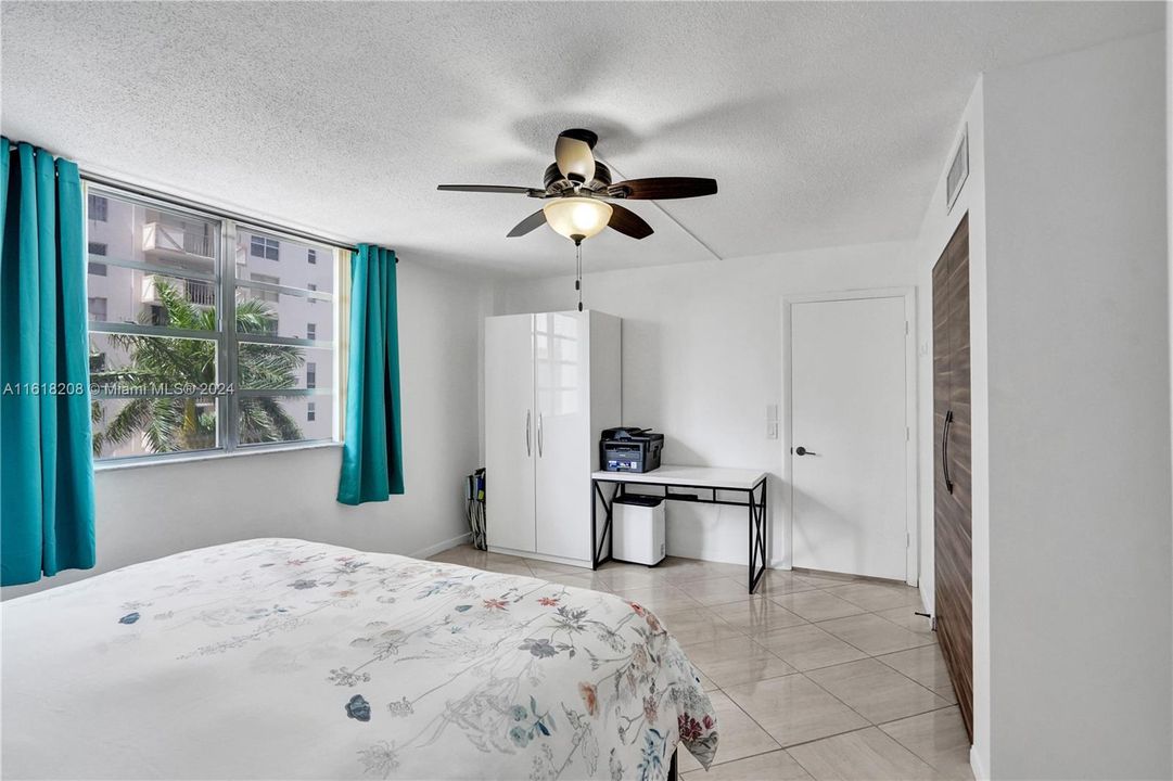 For Sale: $439,000 (1 beds, 1 baths, 965 Square Feet)