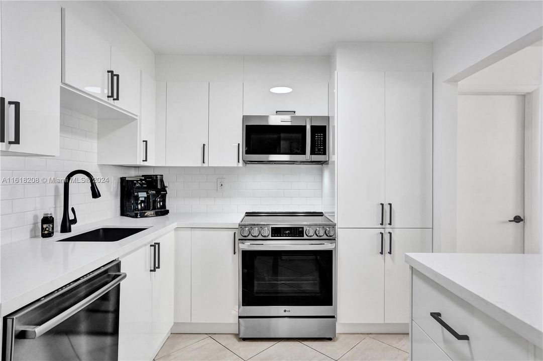 For Sale: $439,000 (1 beds, 1 baths, 965 Square Feet)