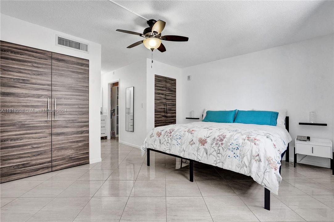 For Sale: $439,000 (1 beds, 1 baths, 965 Square Feet)