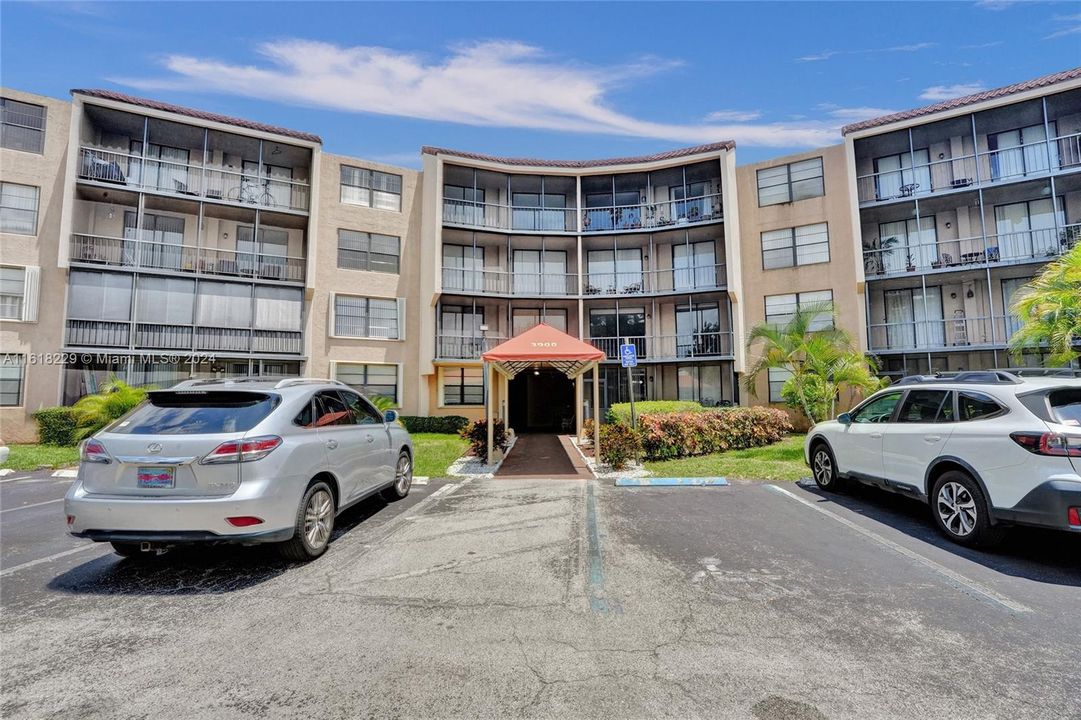 Active With Contract: $197,000 (1 beds, 1 baths, 895 Square Feet)