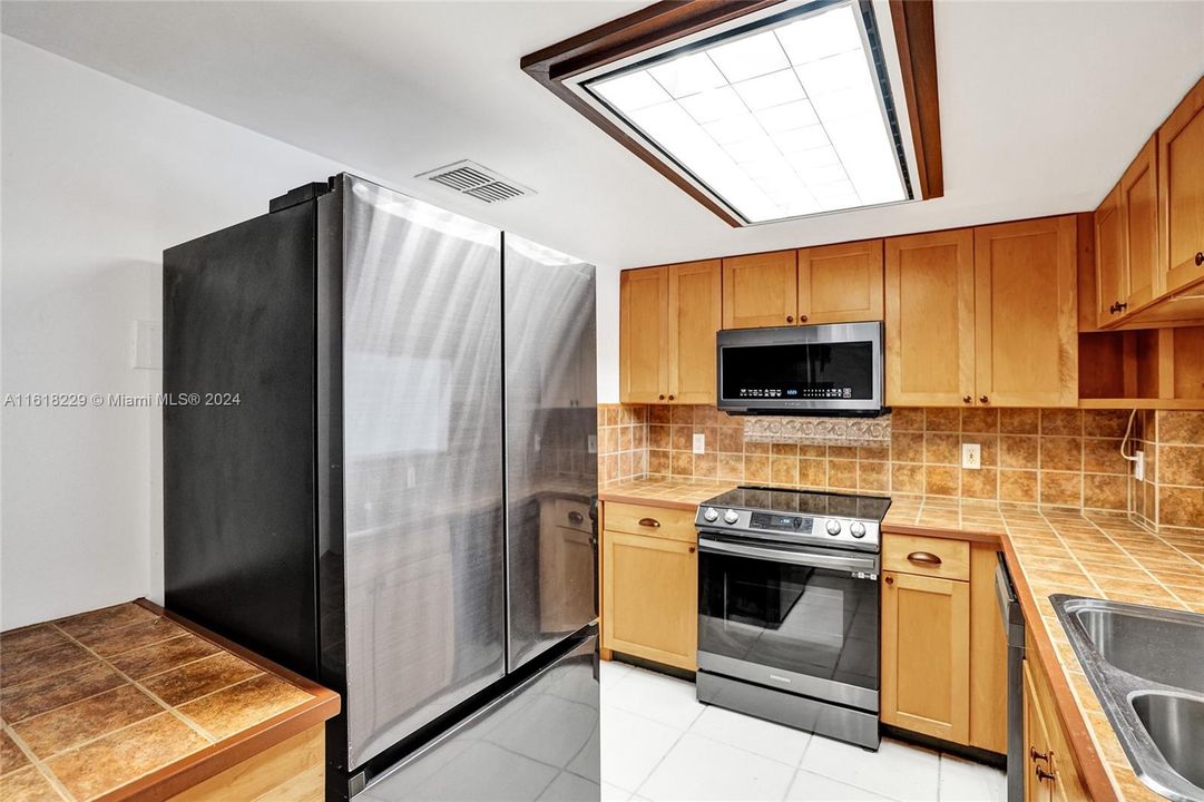 Active With Contract: $197,000 (1 beds, 1 baths, 895 Square Feet)