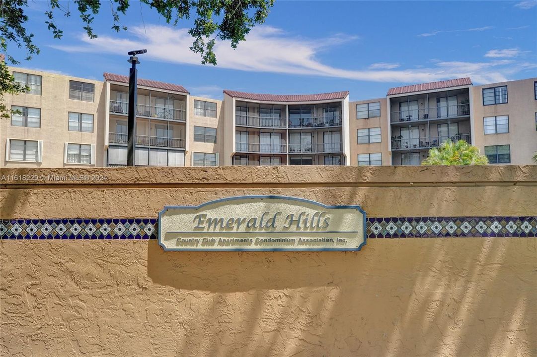 Active With Contract: $197,000 (1 beds, 1 baths, 895 Square Feet)