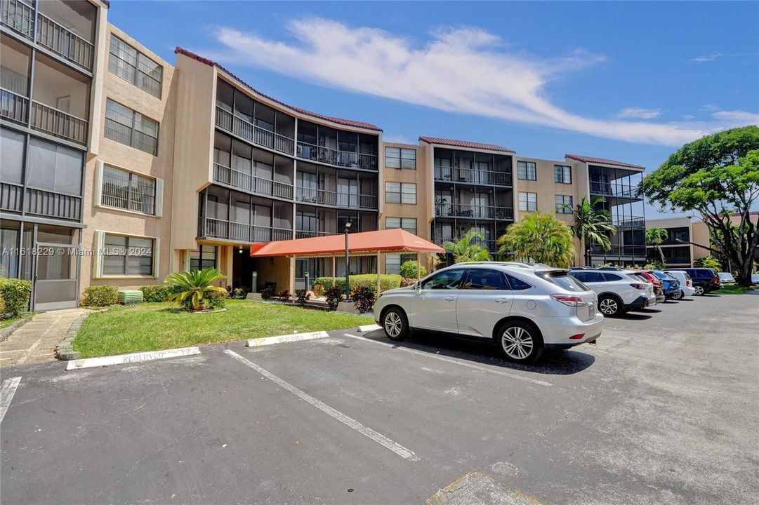 Active With Contract: $197,000 (1 beds, 1 baths, 895 Square Feet)