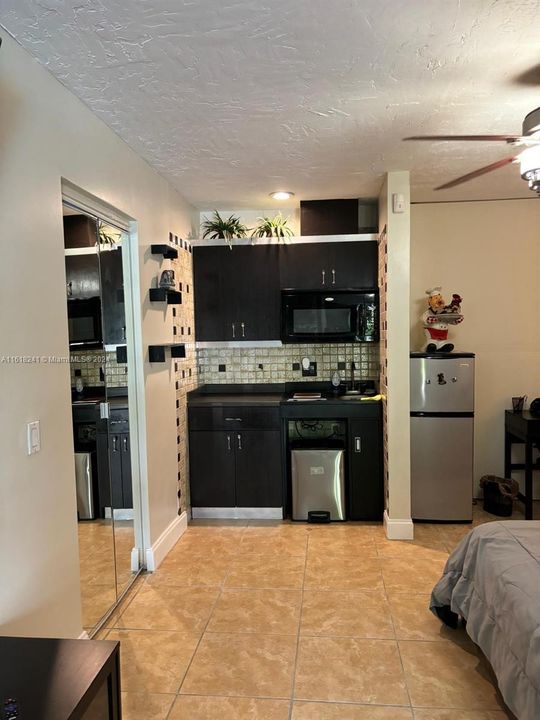 For Rent: $1,600 (1 beds, 1 baths, 2574 Square Feet)