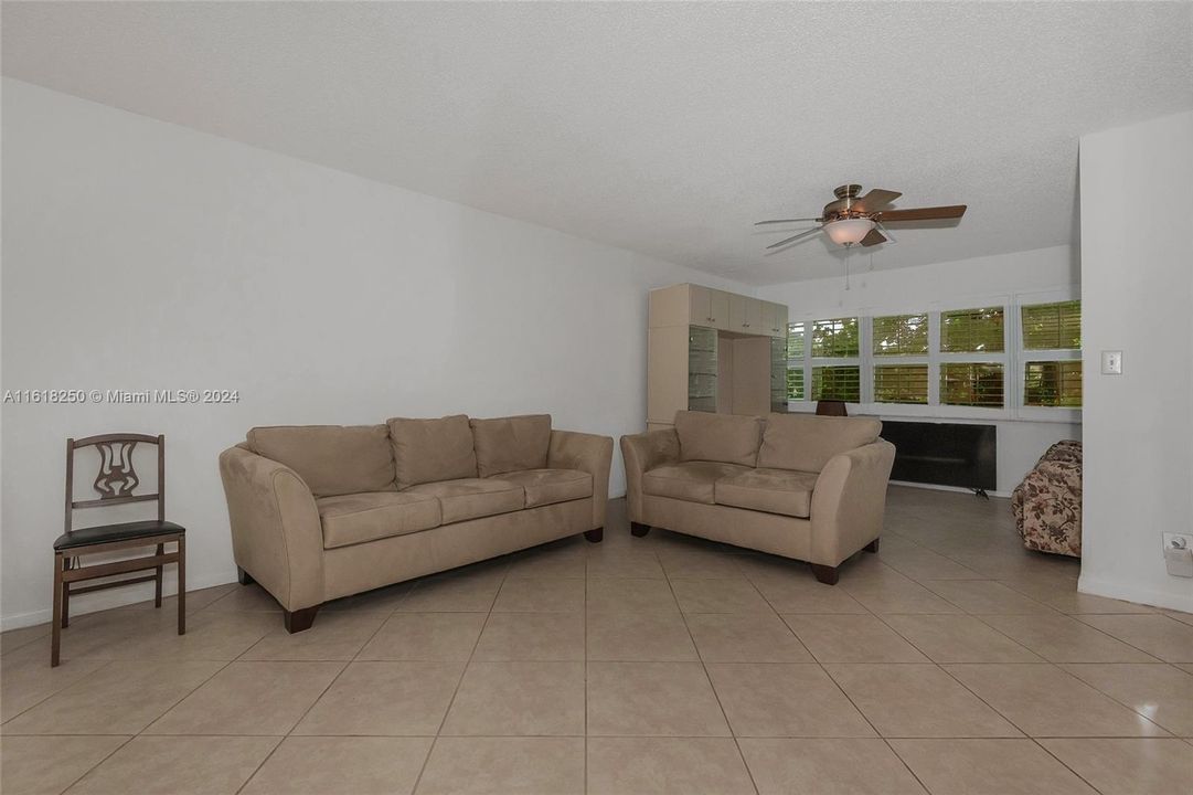 For Sale: $149,900 (2 beds, 2 baths, 1025 Square Feet)