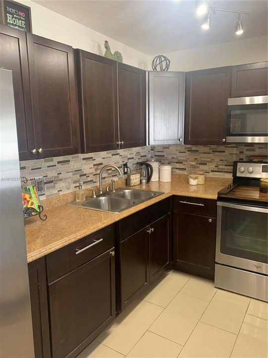 Active With Contract: $80,000 (1 beds, 1 baths, 700 Square Feet)