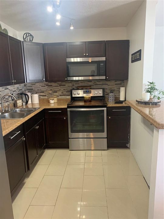 Active With Contract: $80,000 (1 beds, 1 baths, 700 Square Feet)