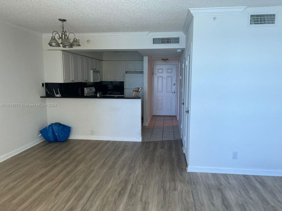 For Rent: $2,000 (0 beds, 1 baths, 486 Square Feet)