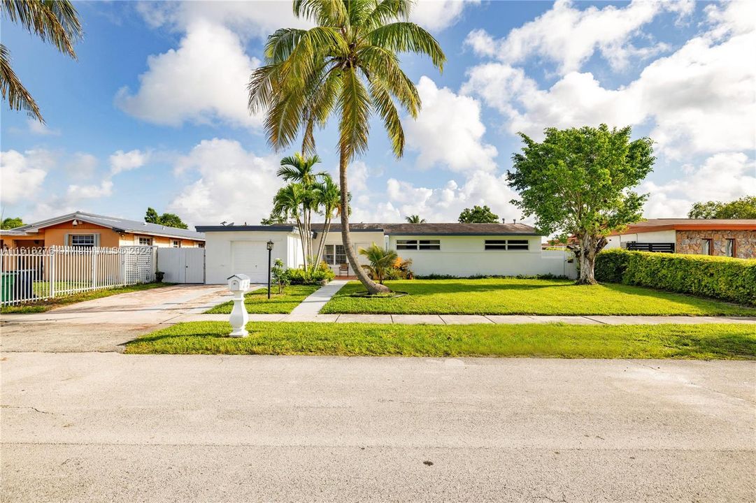 For Sale: $611,000 (4 beds, 3 baths, 1348 Square Feet)