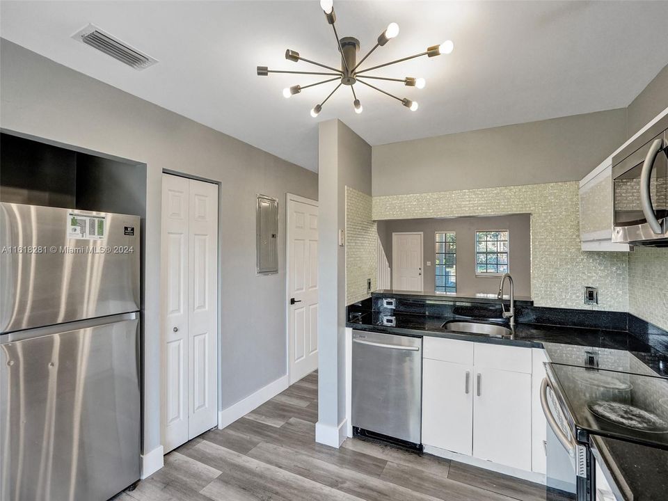 For Sale: $329,995 (2 beds, 2 baths, 1224 Square Feet)