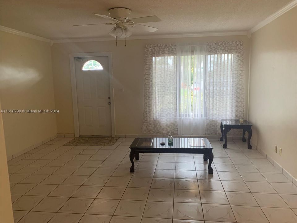 For Rent: $2,300 (2 beds, 1 baths, 1102 Square Feet)