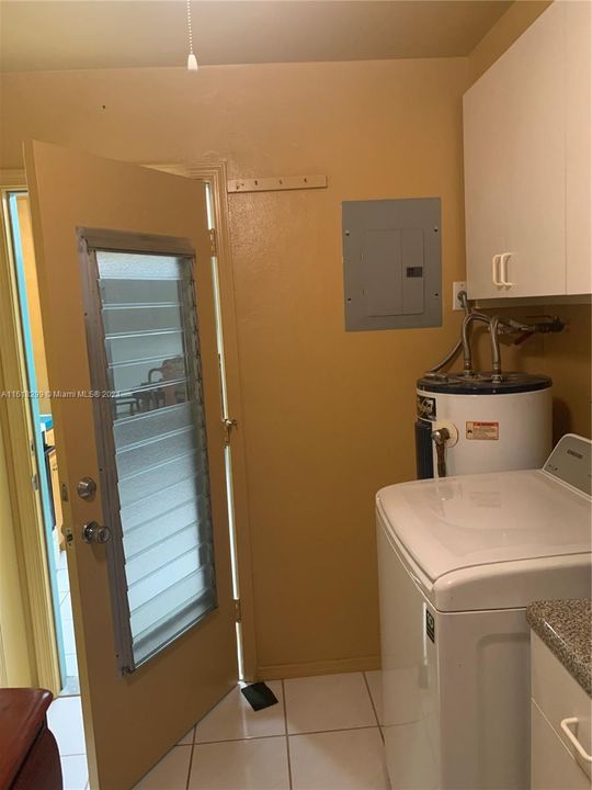 For Rent: $2,300 (2 beds, 1 baths, 1102 Square Feet)