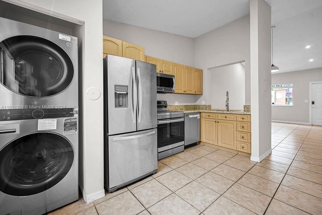 For Sale: $289,000 (2 beds, 2 baths, 970 Square Feet)