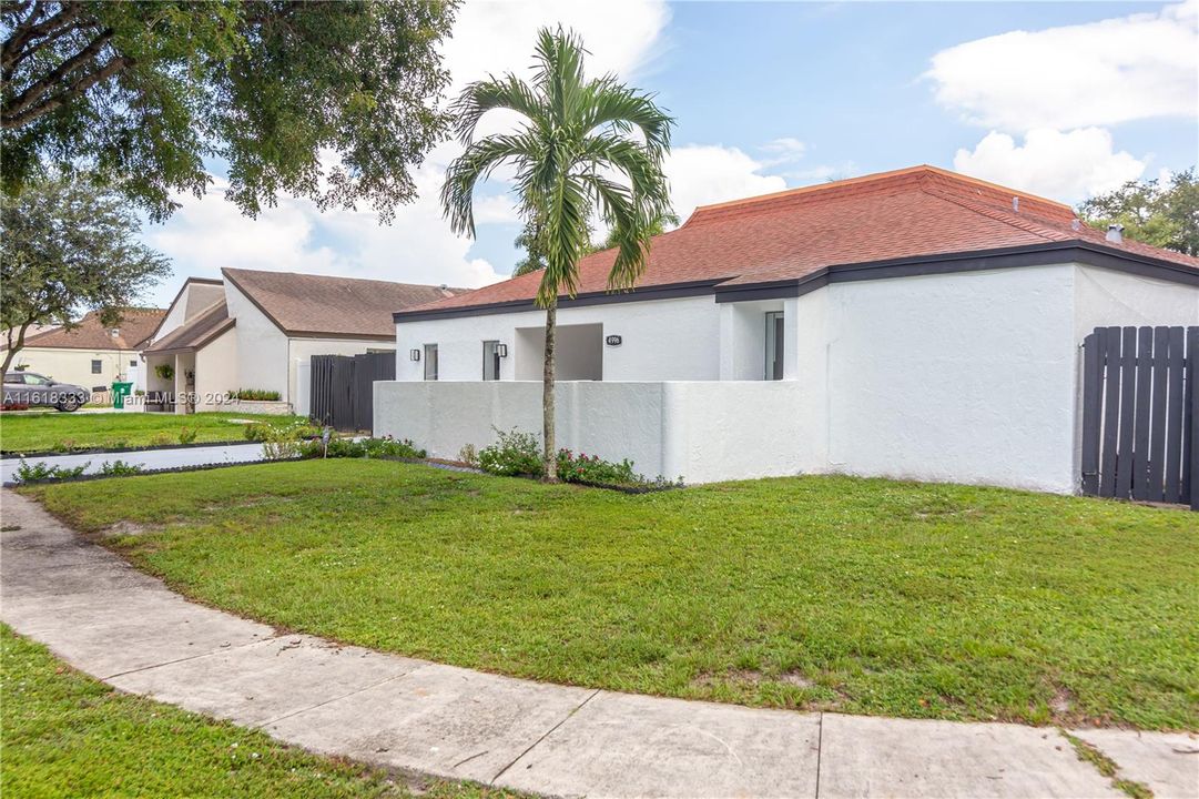 For Sale: $850,000 (5 beds, 2 baths, 2402 Square Feet)