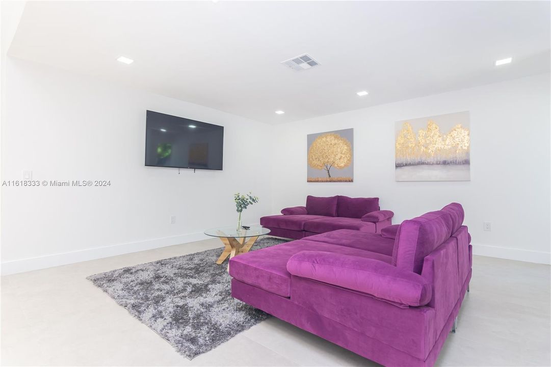For Sale: $900,000 (5 beds, 2 baths, 2402 Square Feet)