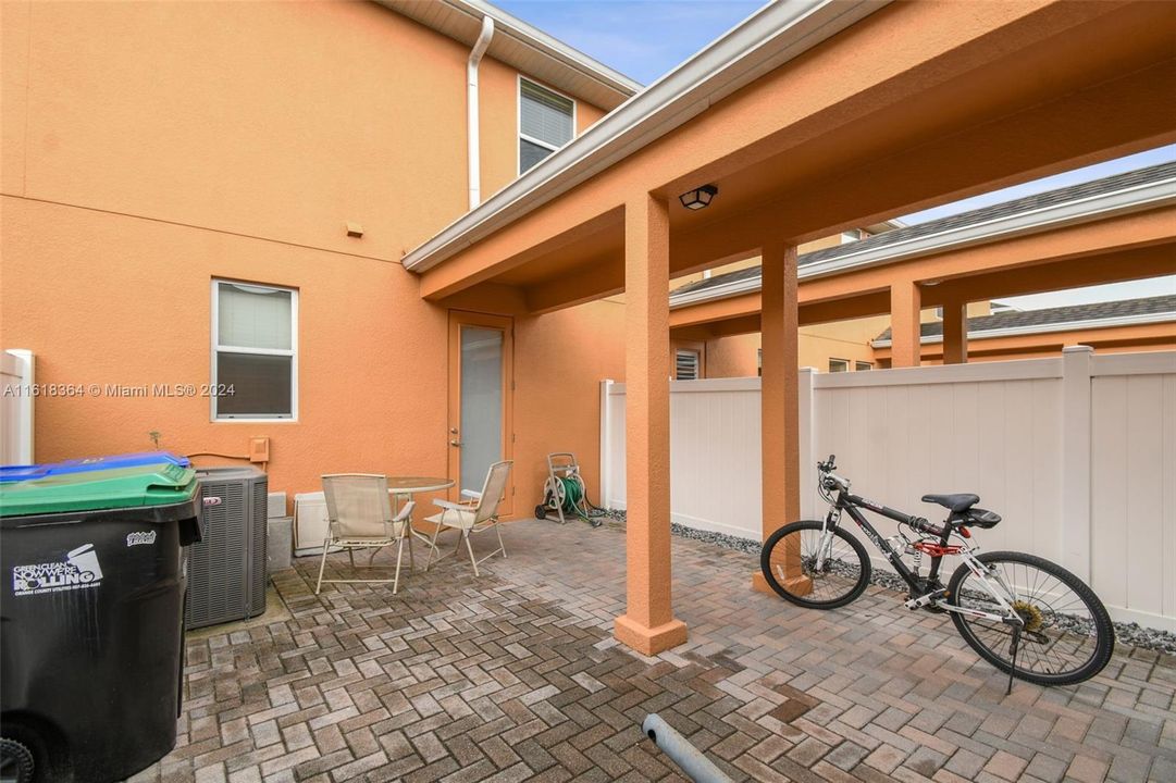 For Sale: $380,000 (2 beds, 2 baths, 1076 Square Feet)