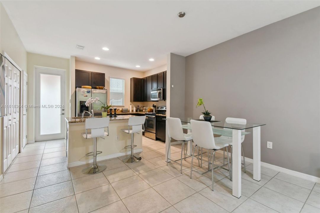 For Sale: $374,000 (2 beds, 2 baths, 1076 Square Feet)