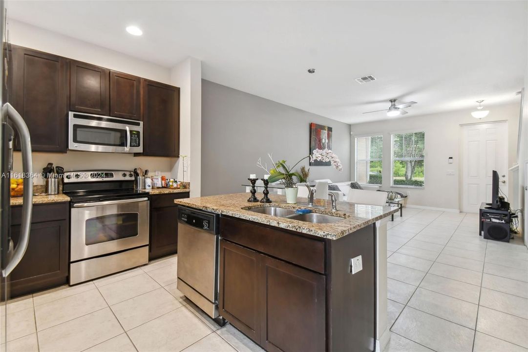 For Sale: $380,000 (2 beds, 2 baths, 1076 Square Feet)