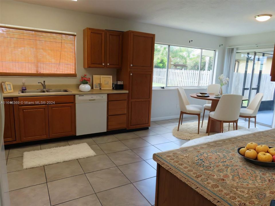 For Sale: $329,900 (2 beds, 2 baths, 1176 Square Feet)