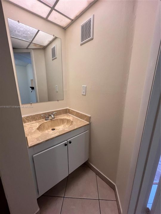 For Rent: $1,950 (2 beds, 2 baths, 949 Square Feet)