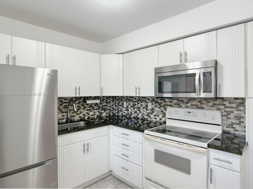 For Sale: $250,000 (2 beds, 2 baths, 1083 Square Feet)