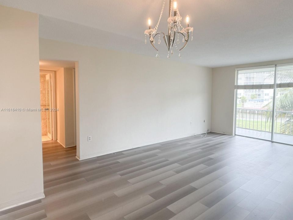 For Sale: $250,000 (2 beds, 2 baths, 1083 Square Feet)