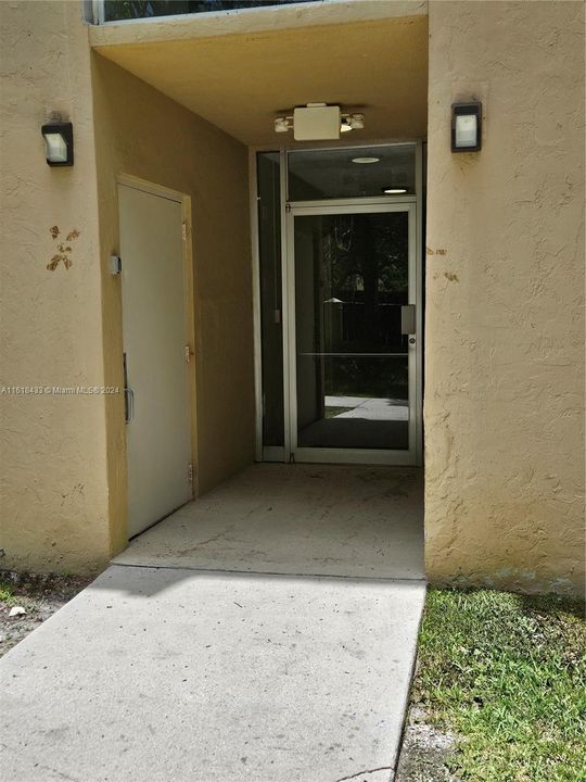 For Sale: $240,000 (1 beds, 1 baths, 710 Square Feet)