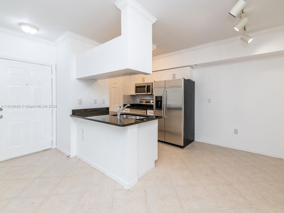 For Sale: $255,000 (1 beds, 1 baths, 740 Square Feet)