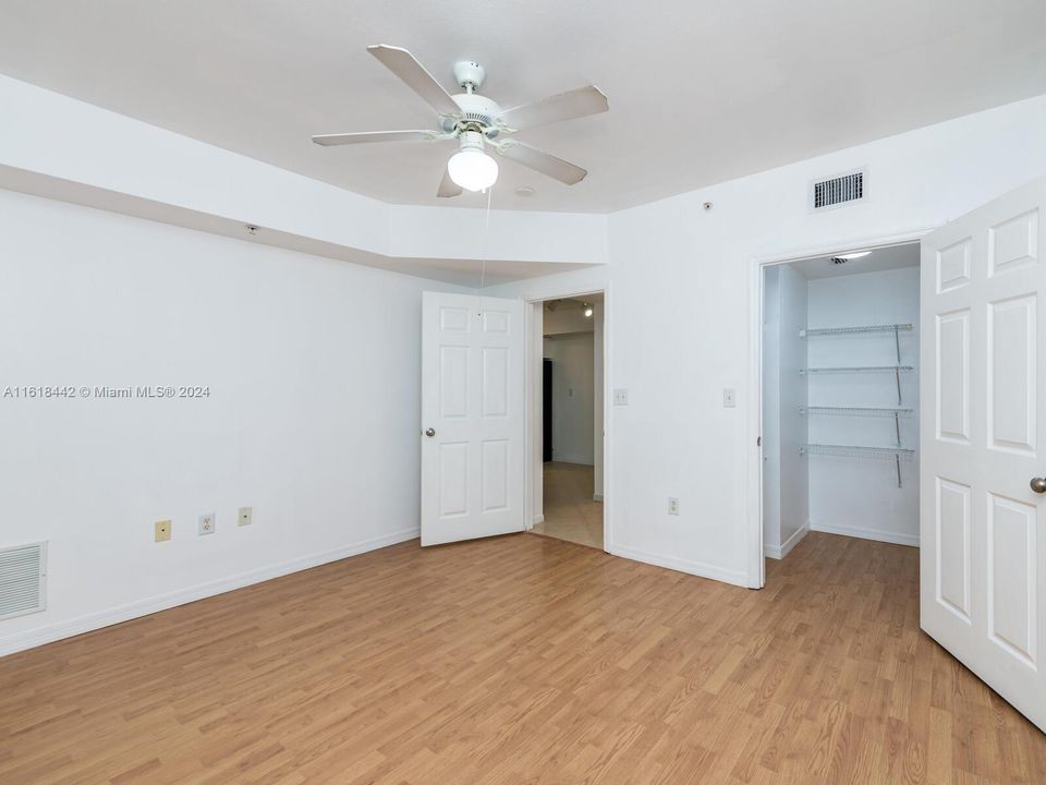 For Sale: $255,000 (1 beds, 1 baths, 740 Square Feet)