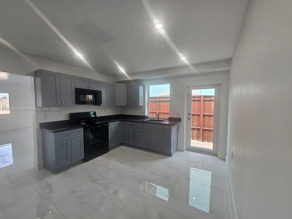 Recently Rented: $1,800 (0 beds, 1 baths, 0 Square Feet)