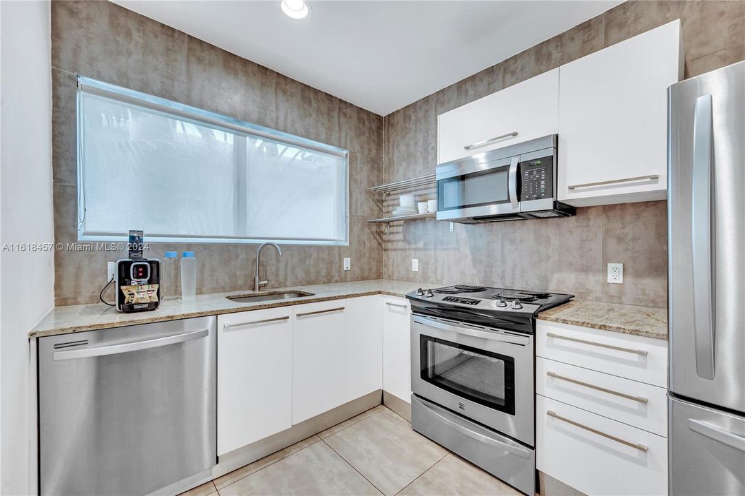For Sale: $385,000 (2 beds, 1 baths, 814 Square Feet)