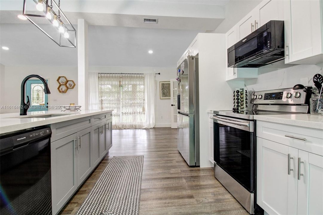 Active With Contract: $850,000 (3 beds, 3 baths, 1573 Square Feet)