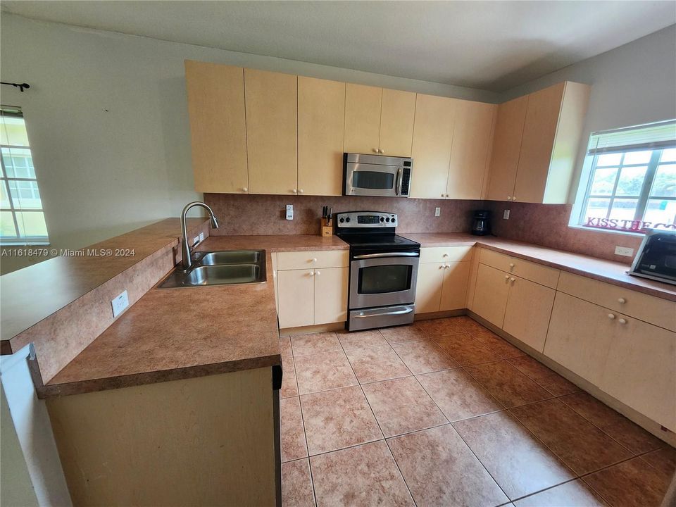 Vendido Recientemente: $379,900 (3 camas, 2 baños, 1380 Pies cuadrados)