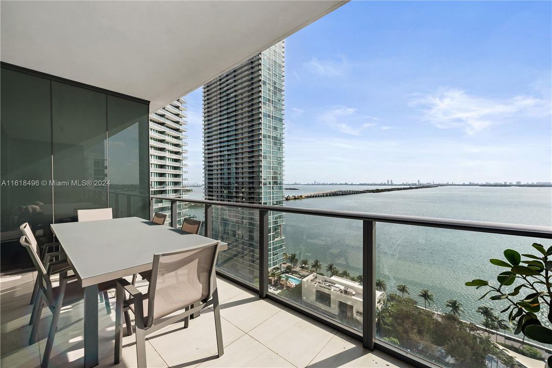 For Sale: $850,000 (1 beds, 2 baths, 940 Square Feet)