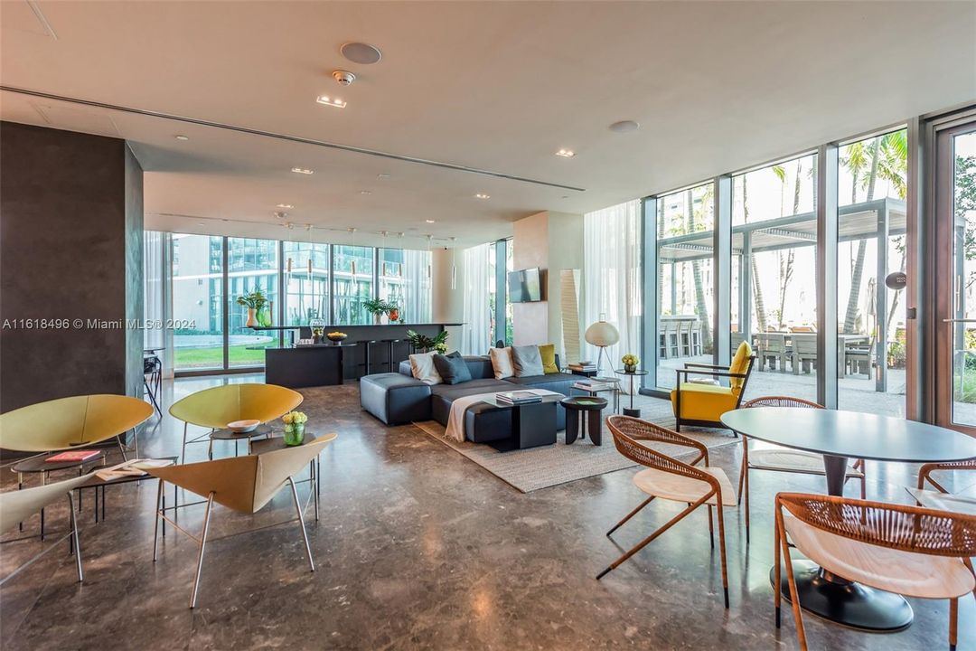 For Sale: $850,000 (1 beds, 2 baths, 940 Square Feet)