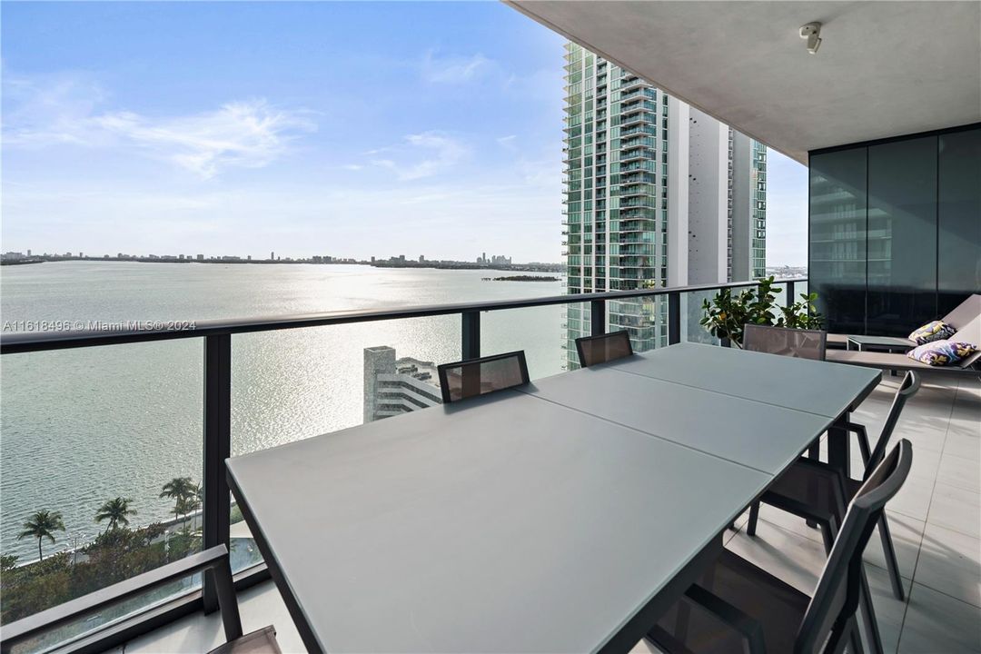 For Sale: $850,000 (1 beds, 2 baths, 940 Square Feet)