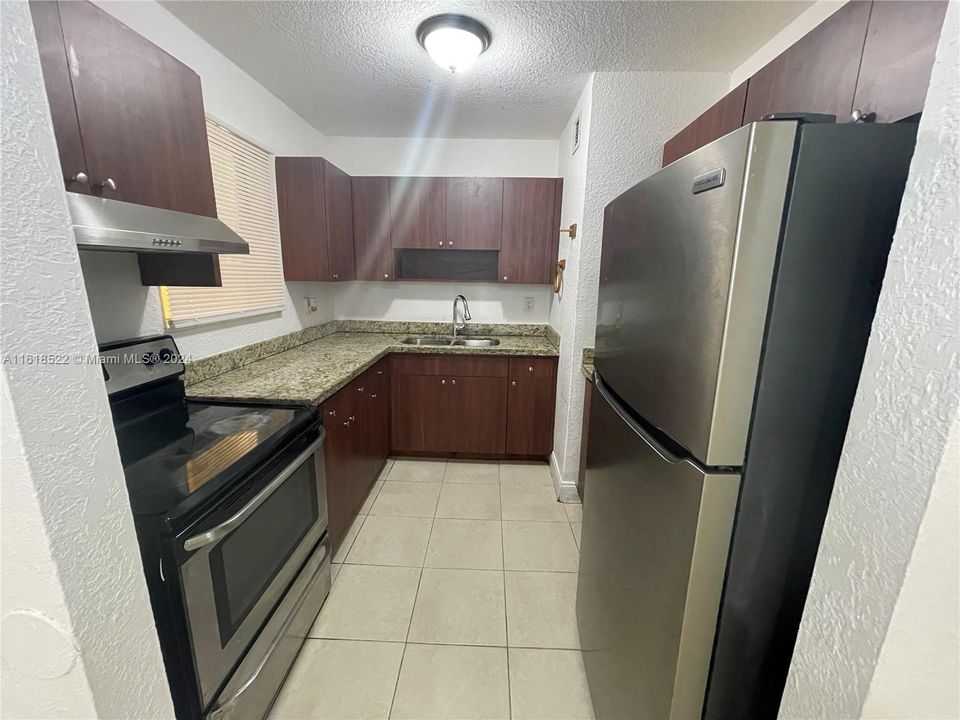 For Rent: $2,100 (2 beds, 2 baths, 890 Square Feet)