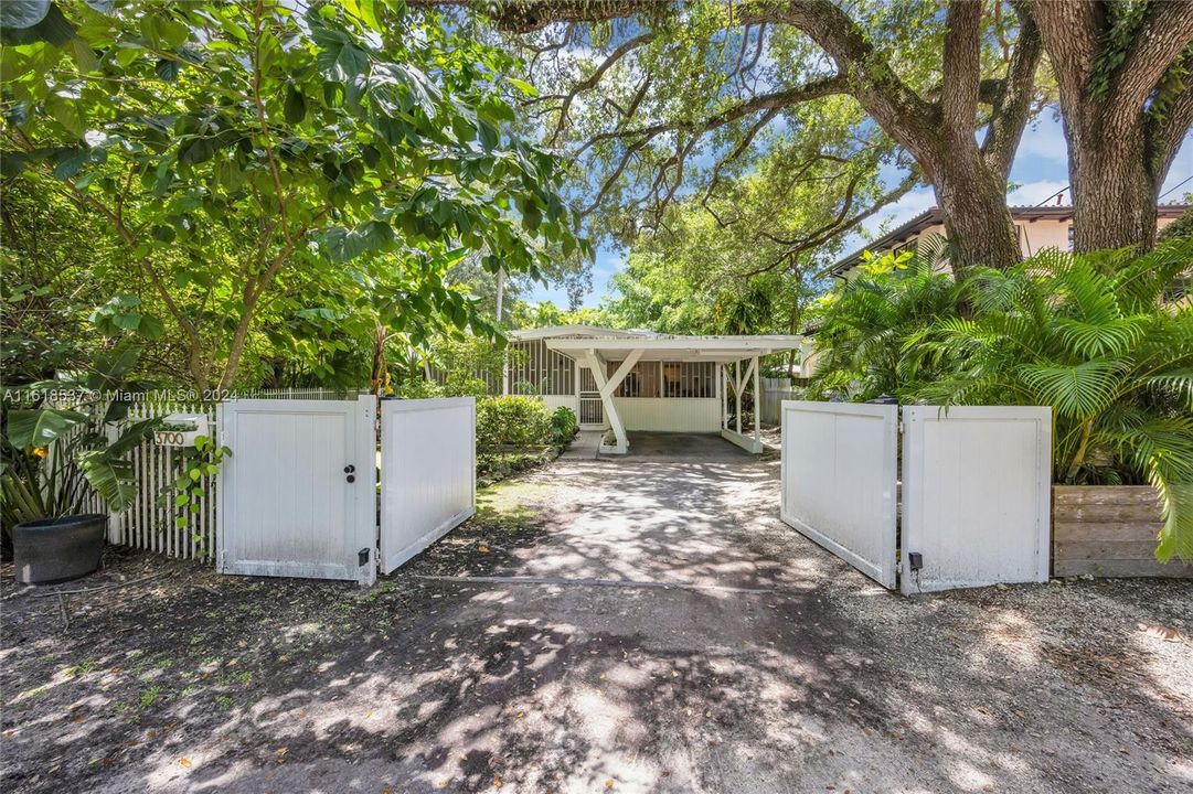 For Sale: $1,895,000 (4 beds, 2 baths, 1464 Square Feet)