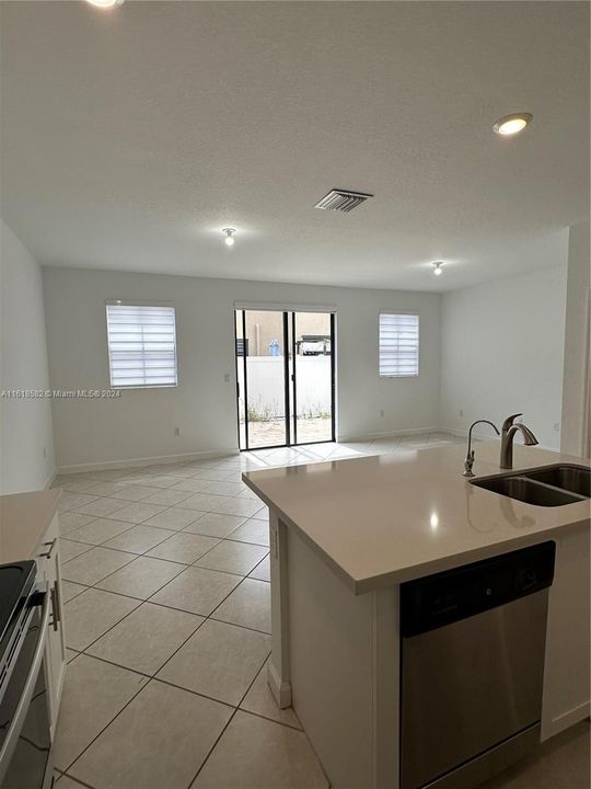 Active With Contract: $3,100 (3 beds, 2 baths, 1486 Square Feet)