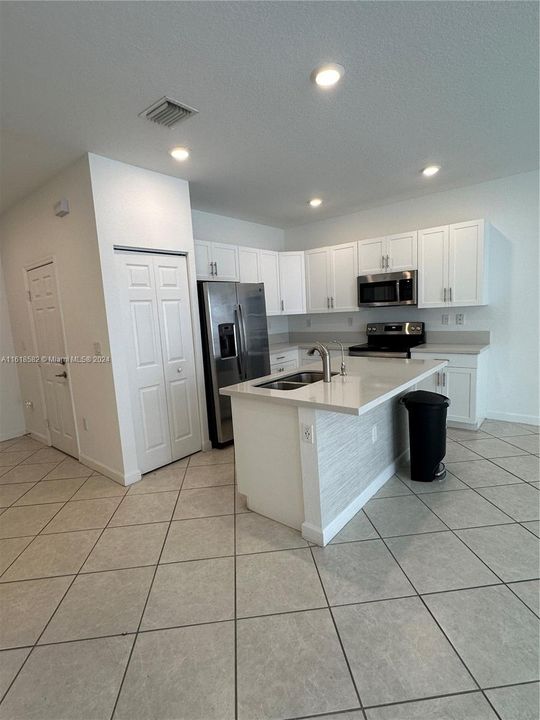 Active With Contract: $3,100 (3 beds, 2 baths, 1486 Square Feet)